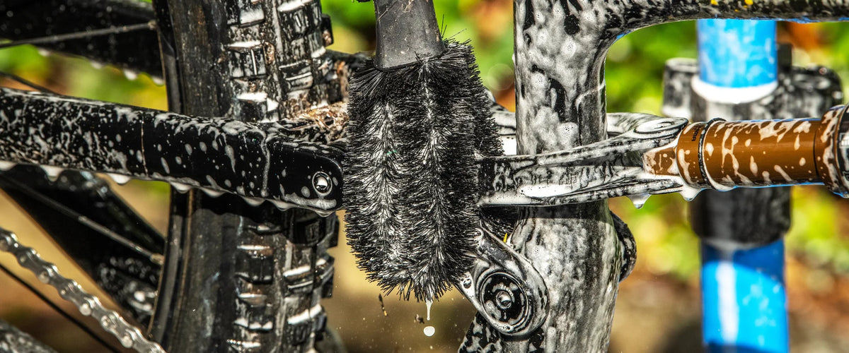 Muc-Off Two Prong Brush – pyörän puhdistusharja